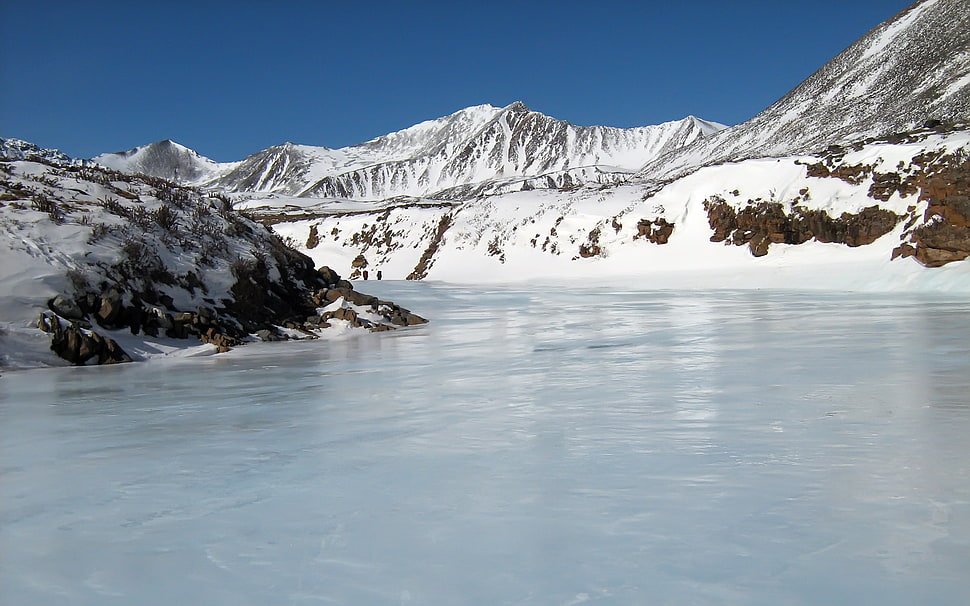 ice lake near snow covered mountains HD wallpaper