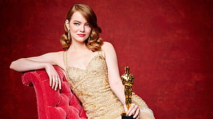 Emma Stone with Oscar trophy HD wallpaper