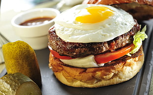 fried egg, patty, sliced tomatoe, lettuce burger HD wallpaper