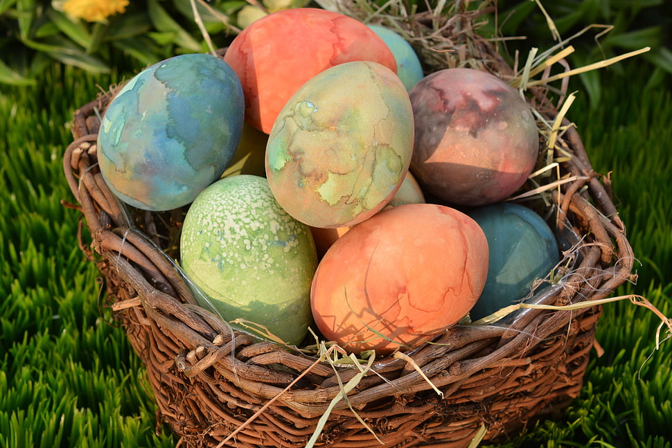 Easter eggs in brown wicker basket HD wallpaper