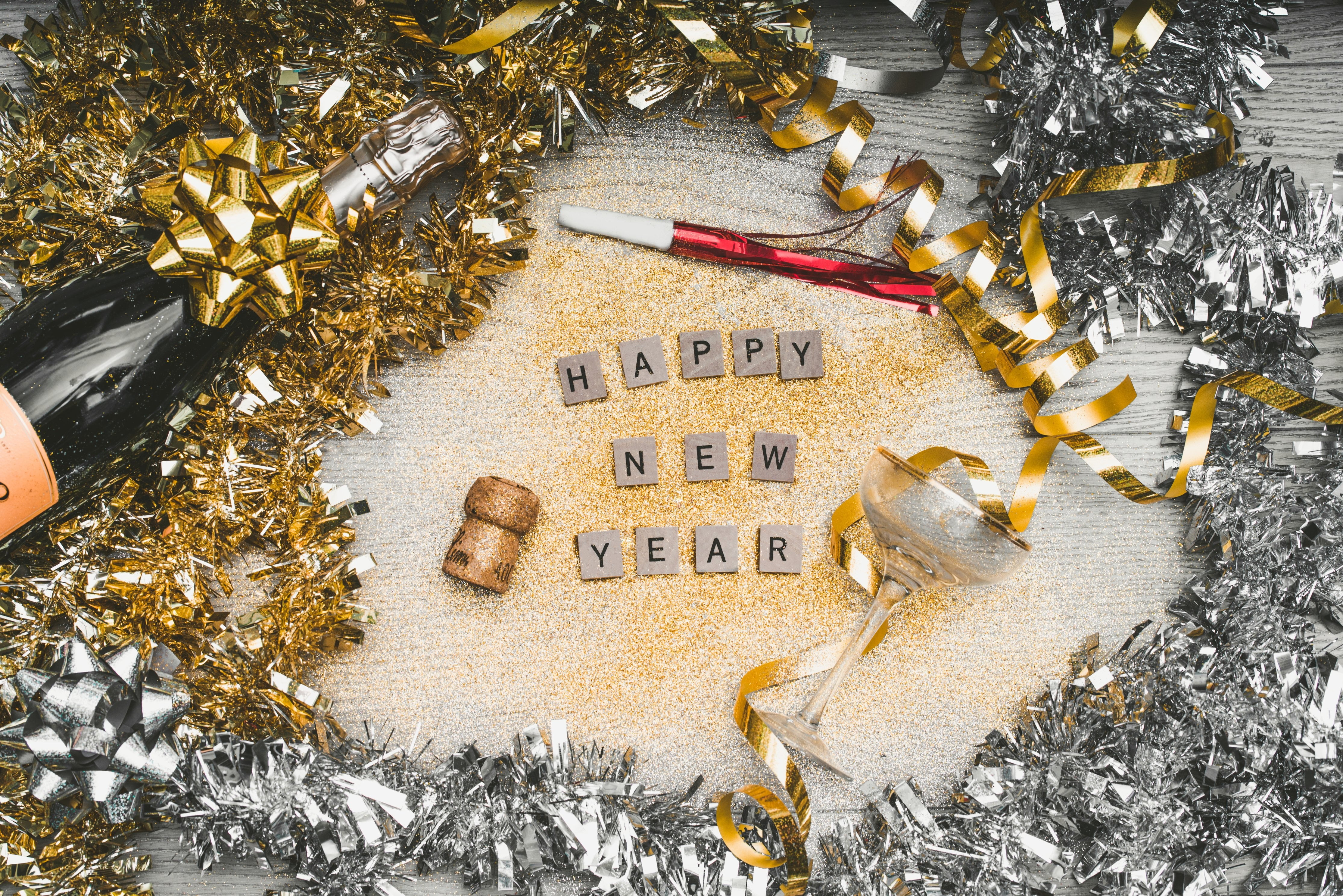 New year riches. Новый год (праздник). Шампанское новый год. Блестки новый год. Новый год шампанское елка.