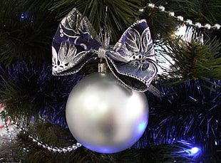 silver Christmas bauble HD wallpaper