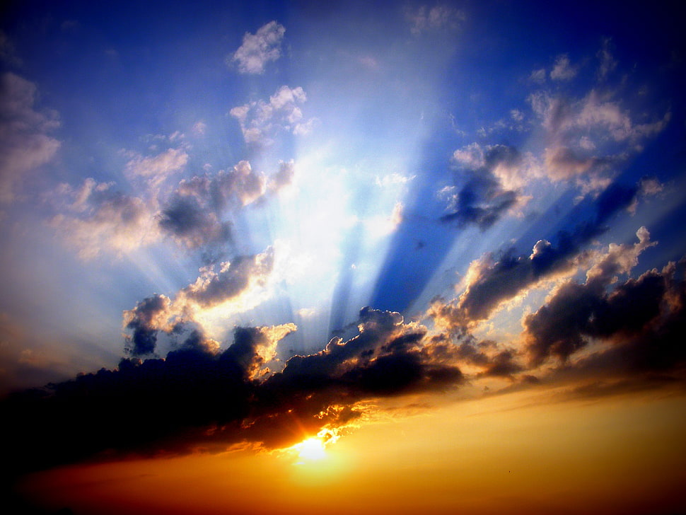 crepuscular ray of sun peeping on clouds HD wallpaper