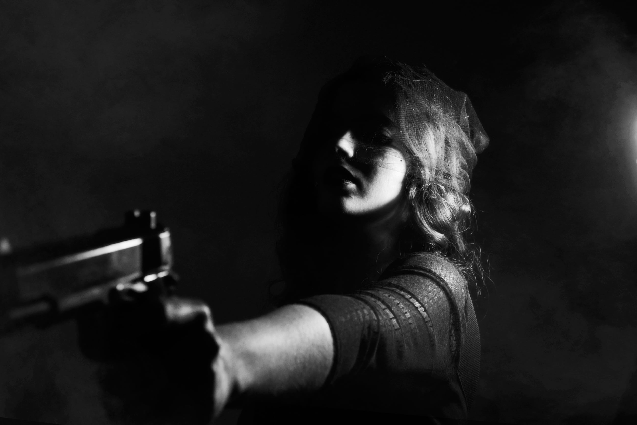 Девушке угрожают пистолетом. Девушка с пистолетом. Девушка с револьвером. Девушка с пистолетом Эстетика. Женщина киллер.