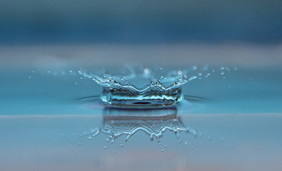 close-up reflective photography of water drop HD wallpaper