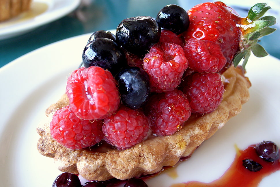 pie with assorted fruits on white ceramic plate HD wallpaper