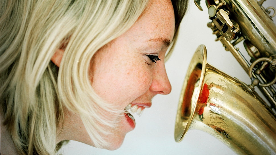 gold-colored musical instrument HD wallpaper