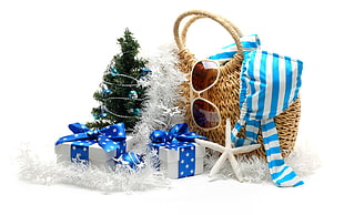 brown wicker handbag and brown tinted sunglasses, Christmas, New Year, Christmas Tree, presents HD wallpaper