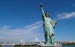 Statue of Liberty, New York under clear blue sky during daytime HD wallpaper