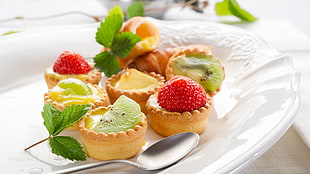 strawberries and kiwi pastry HD wallpaper
