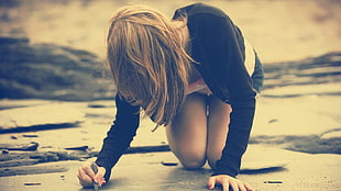 woman kneeling on ground wearing black long-sleeved shirt HD wallpaper