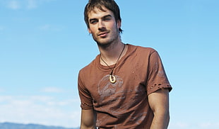 man wearing brown crew-neck t-shirt HD wallpaper