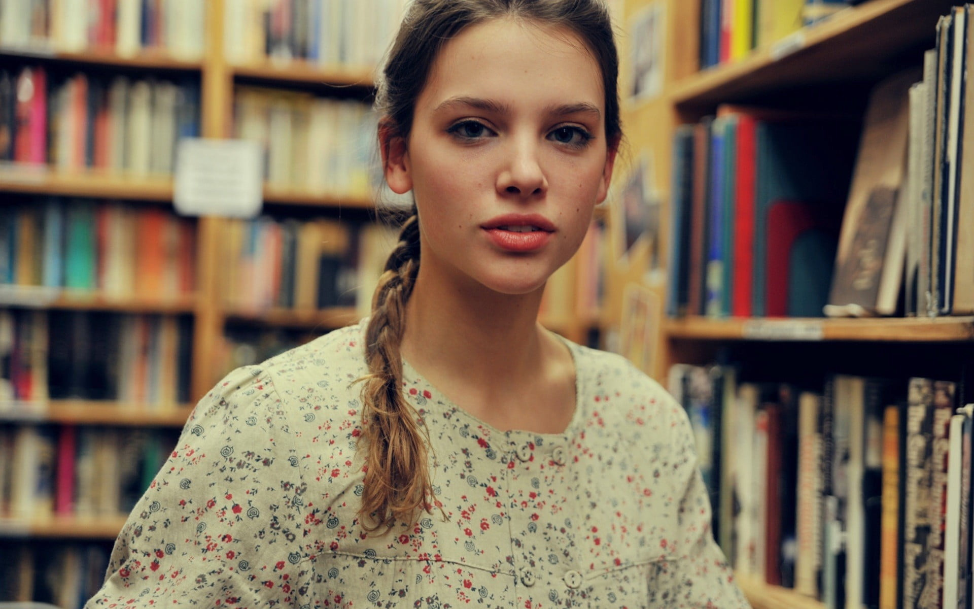 girl wearing white and red scoop-neck shirt