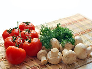 six Tomatoes and mushrooms on table mat HD wallpaper