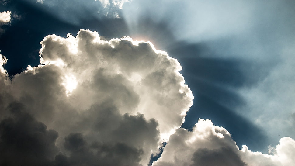 worms eye view of sun rays and clouds HD wallpaper
