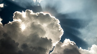 worms eye view of sun rays and clouds