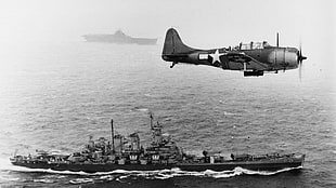 airplane flying near battleship grayscale photo, machine gun, rocket, bombs, World War II HD wallpaper