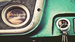 round gray analog oil pressure gauge, car, vintage, keys