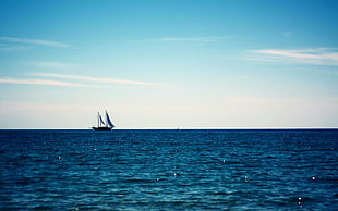 sailing boat on body of water HD wallpaper