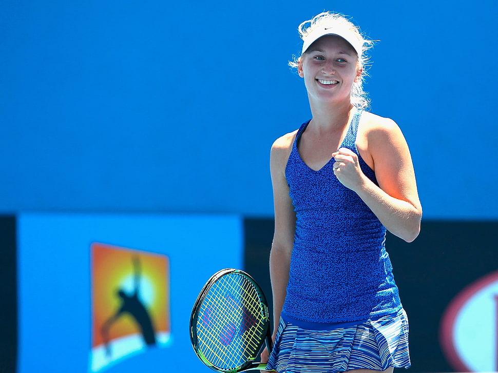 woman tennis player holding racket during daytime HD wallpaper