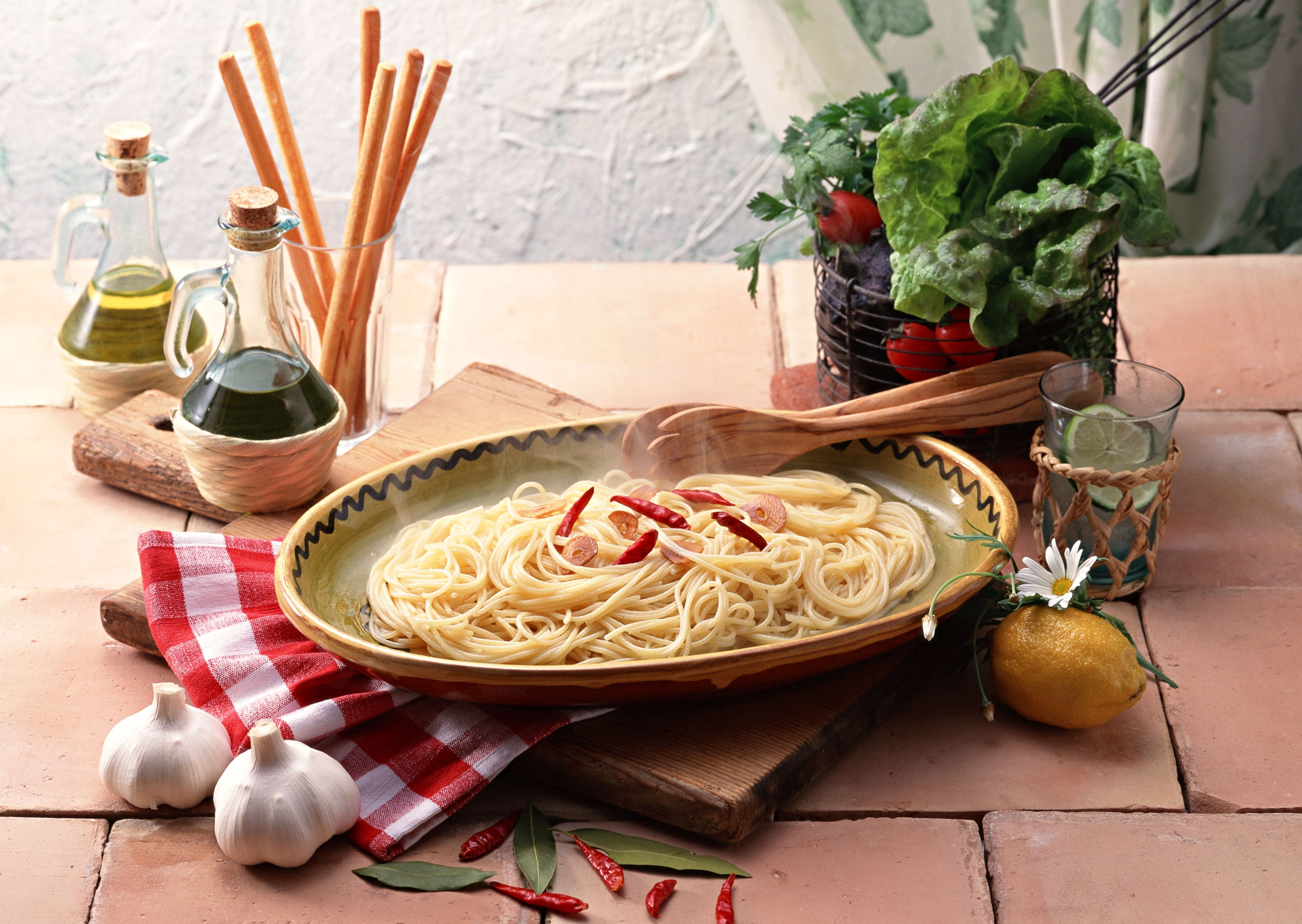 Итальянская национальная кухня. Итальянская кухня. Итальянская кухня национальные блюда. Итальянская паста. Итальянский стол с едой.