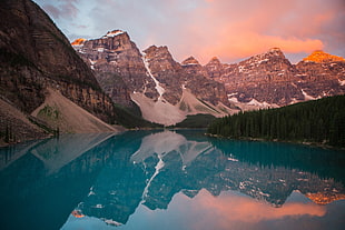 Moraine Lake in Banff National Park HD wallpaper
