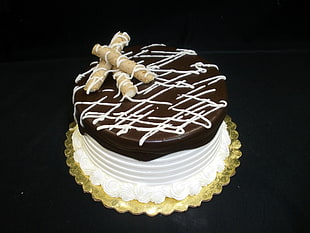 brown and white 1-layer chocolate cake