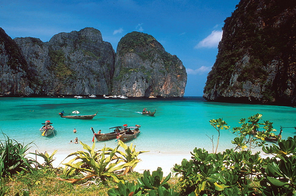 Beach with canoes HD wallpaper