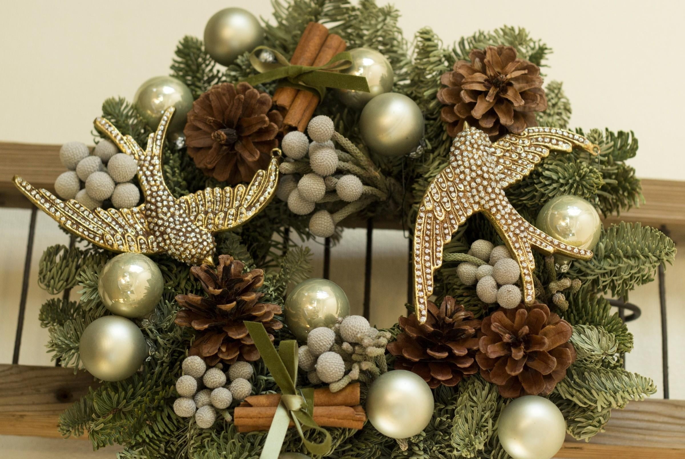 brown pinecone, two gray bird figures, gray baubles wreath