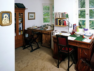 brown wooden pedestal desk inside office HD wallpaper