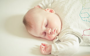 baby in white sleeper HD wallpaper