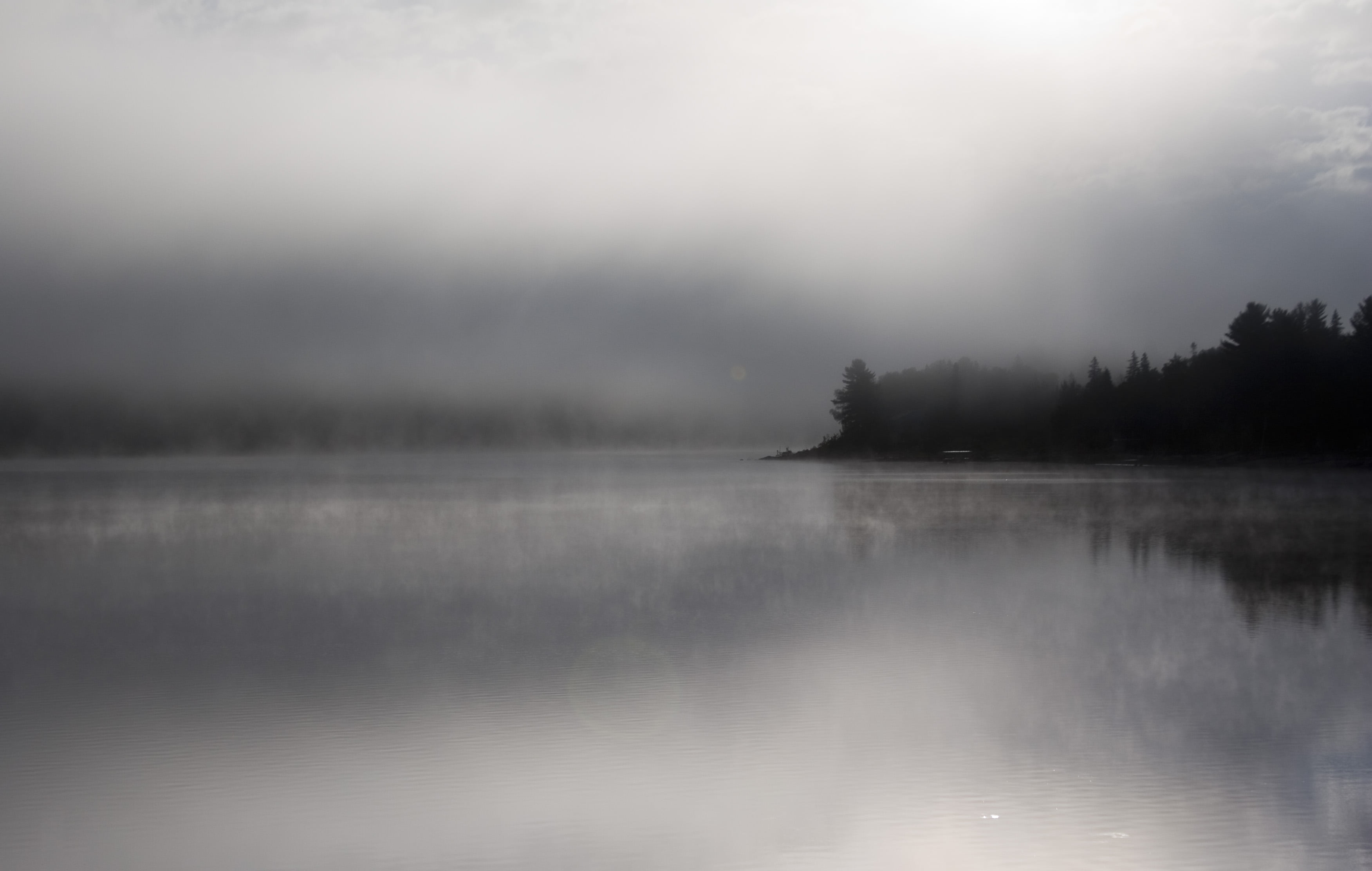 Темная река слушать. Море в тумане. Туманное озеро. Туман над рекой. Река лодка туман.