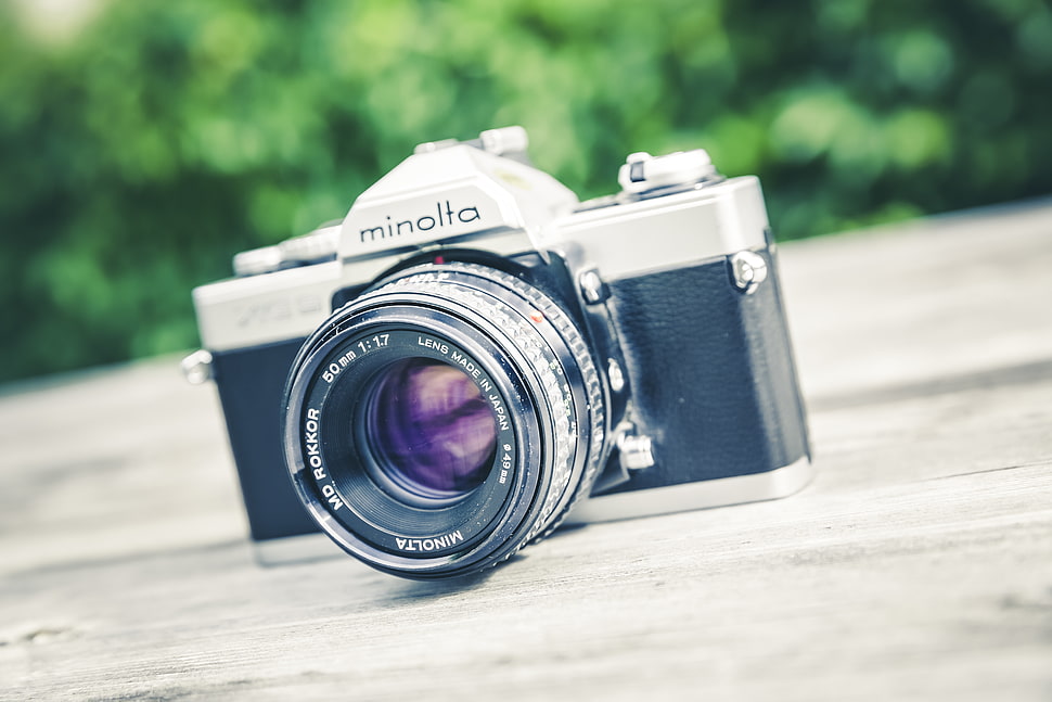 Minolta Grey and Grey Mcla on Grey Wooden Surface HD wallpaper