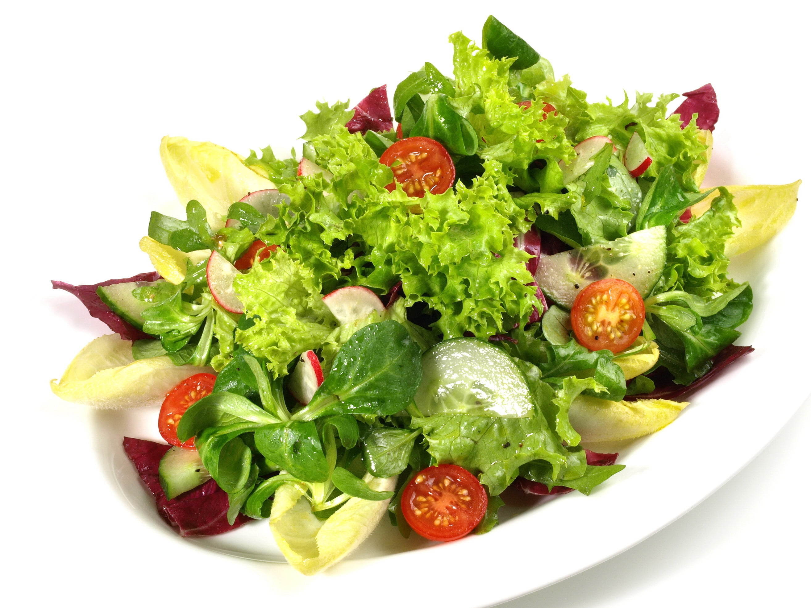 Salat. Салат. Овощной салат. Овощной салат на белом фоне. Зелень для салатов.