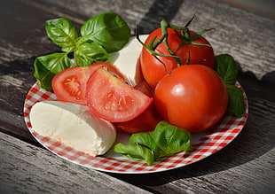 sliced tomatoes and green vegetables on plate HD wallpaper