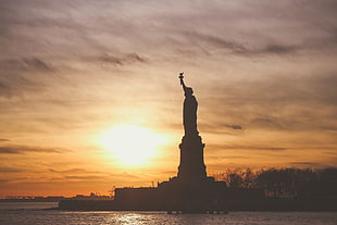 silhouette of Statue of Liberty HD wallpaper