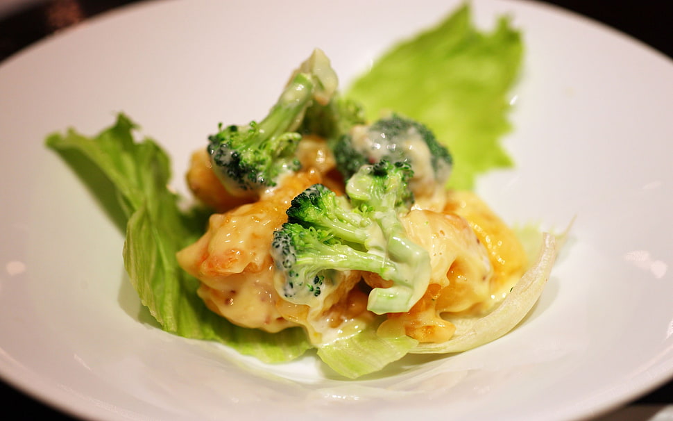 broccoli and spinach salad on white saucer HD wallpaper