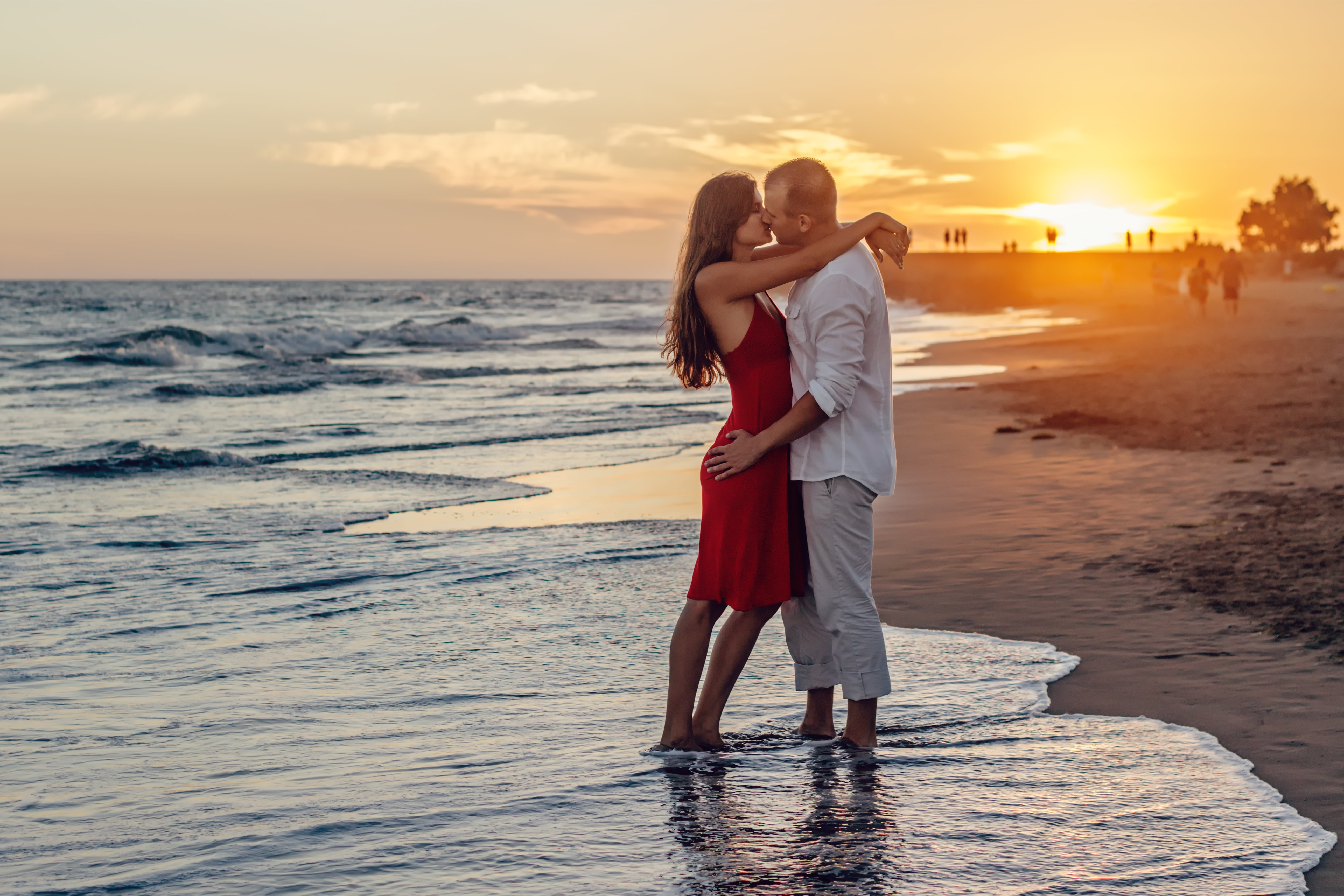 Любимая картинки романтичные для женщины. Влюбленная пара на берегу моря. Поцелуй на берегу моря. Счастливая влюбленная пара. Красивые парочки.