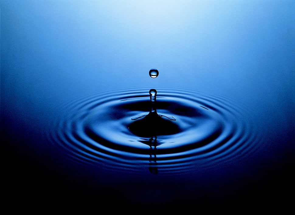 water droplet in calm water HD wallpaper
