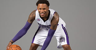 Sacramento Kings basketball player dribbling ball HD wallpaper