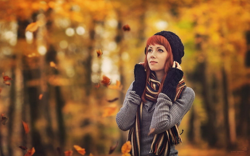 woman in black beanie with grey long-sleeved sweater HD wallpaper