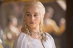 Emilia Clarke as Daenerys Targaryean HD wallpaper