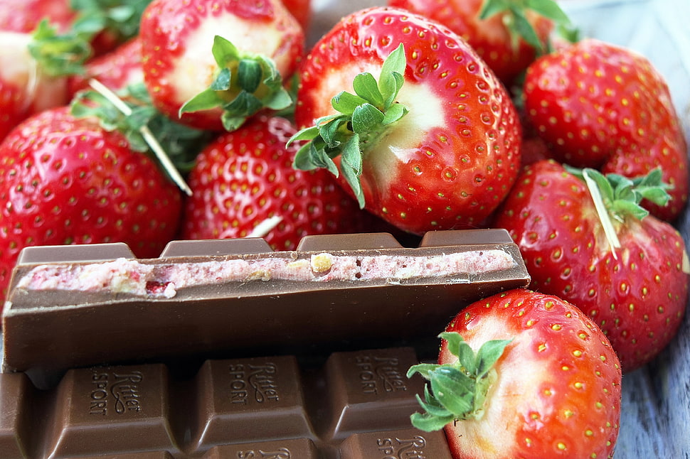 close up photograph of strawberries with chocolate bar HD wallpaper