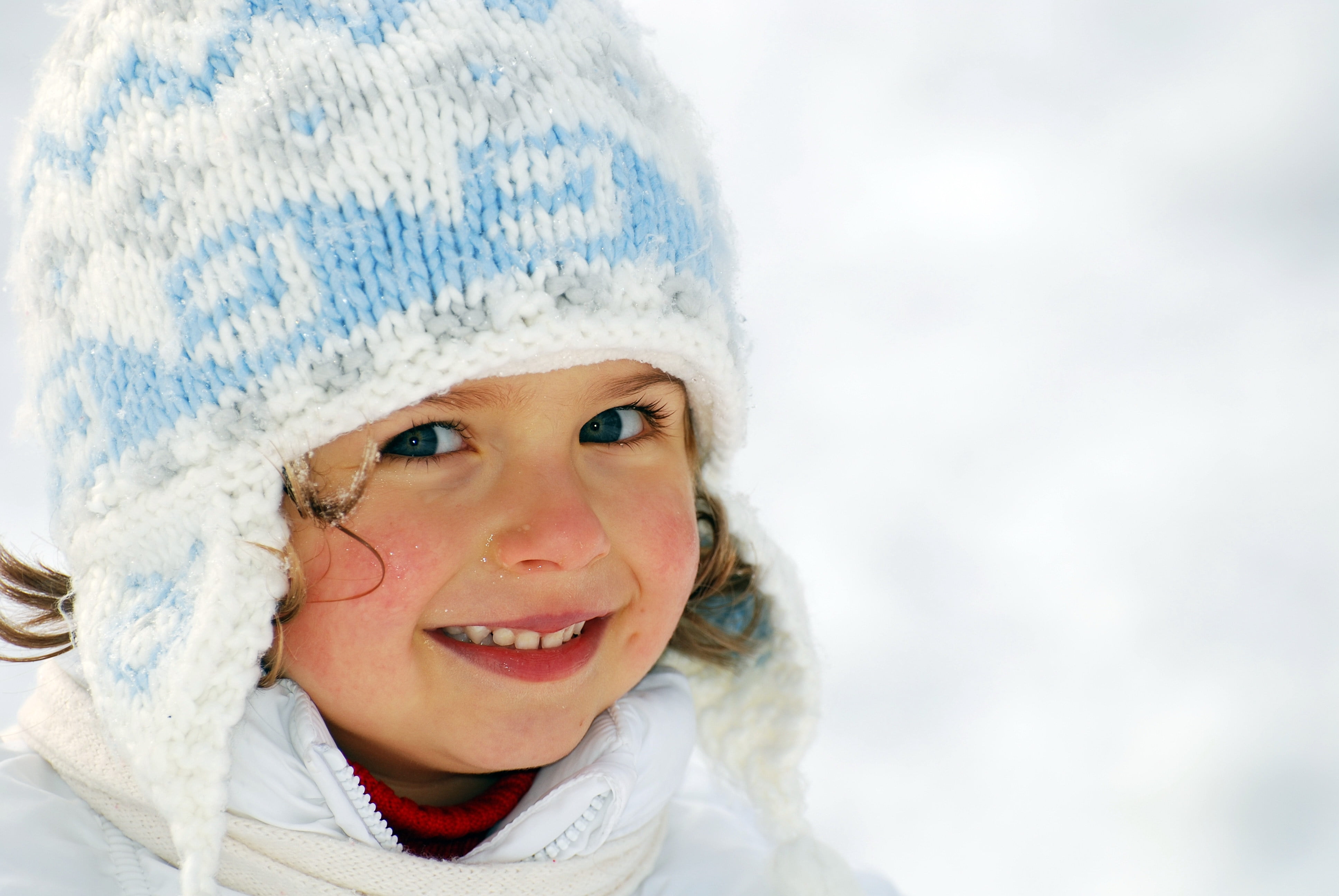 Можно снежок ребенка. Зима для детей. Дети зимой. Девочка зима. Шапка для девочки.