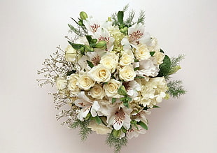 bouquet of beige and white petaled flowers