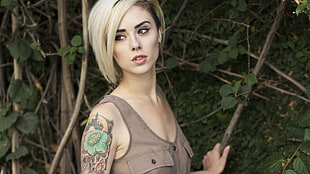 woman wearing brown sleeveless top
