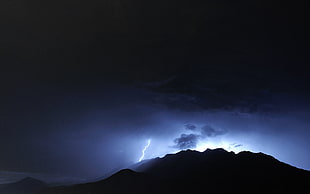 photo of lightning strikes HD wallpaper
