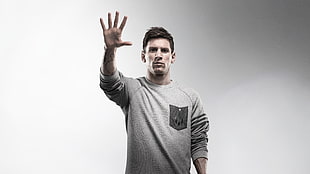 Lionel Messi signaling his right hand with five HD wallpaper