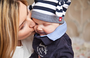 woman kissing baby HD wallpaper