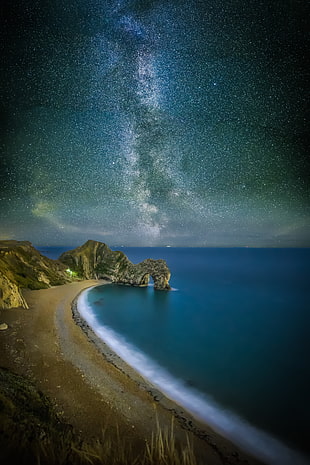 seashore and Milky way HD wallpaper